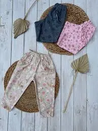 Pantalón estampado bolsillo volados UPA - Niña